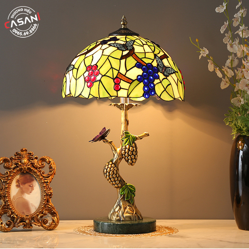 ĐÈN BÀN TRANG TRÍ TIFFANY DDB-8334 3 Ánh sáng dịu nhẹ của đèn tiffany DDB-8334