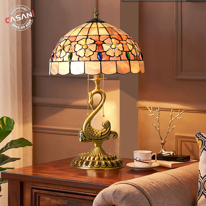 ĐÈN BÀN TRANG TRÍ TIFFANY DDB-8344 4 Ánh sáng dịu nhẹ của đèn bàn tiffany